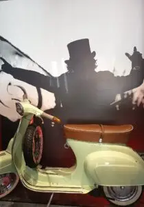 Vintage Vespa vor Silhouette des Sängers Zucchero im italienischen Restaurant Lauf am Marktplatz