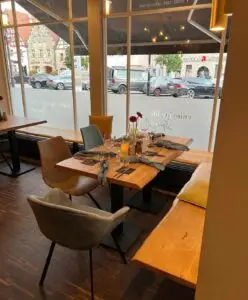 Gemütlicher Tisch mit Marktplatzblick im italienischen Restaurant Zucchero Lauf