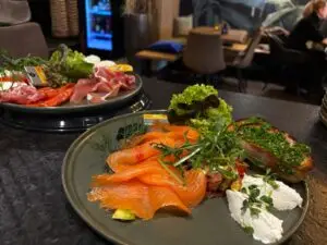 Italienische Antipasti mit Lachs und Schinken im Restaurant Zucchero am Marktplatz Lauf