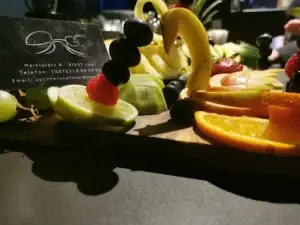 Frische Fruchtplatte im italienischen Restaurant Zucchero Lauf am Marktplatz