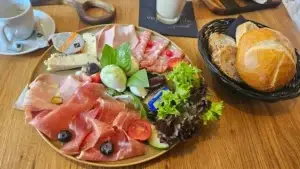 Italienisches Frühstück mit Schinken und Brötchen im Restaurant Zucchero Lauf