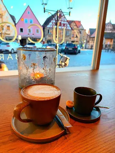 Italienischer Kaffee mit Marktplatzblick im Restaurant Zucchero Lauf