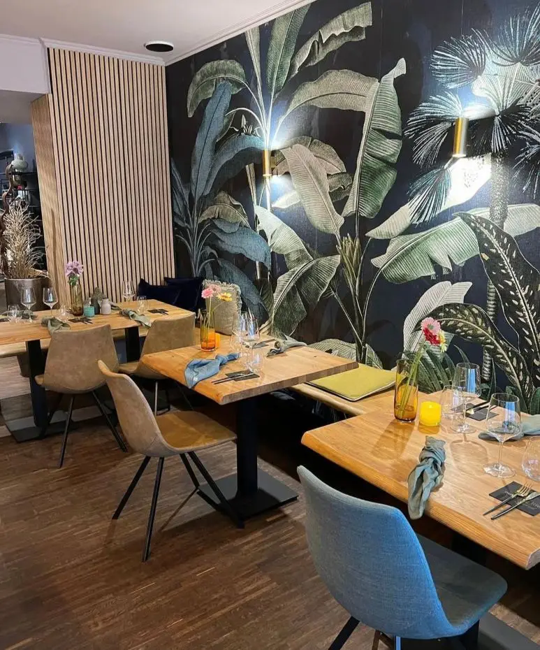 Stilvolles Interieur mit tropischer Wandgestaltung im italienischen Restaurant Zucchero Lauf am Marktplatz