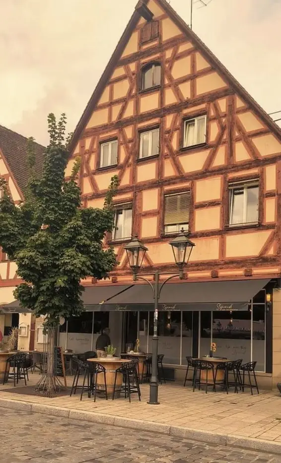 Außenansicht vom italienischen Restaurant Zucchero am historischen Marktplatz in Lauf