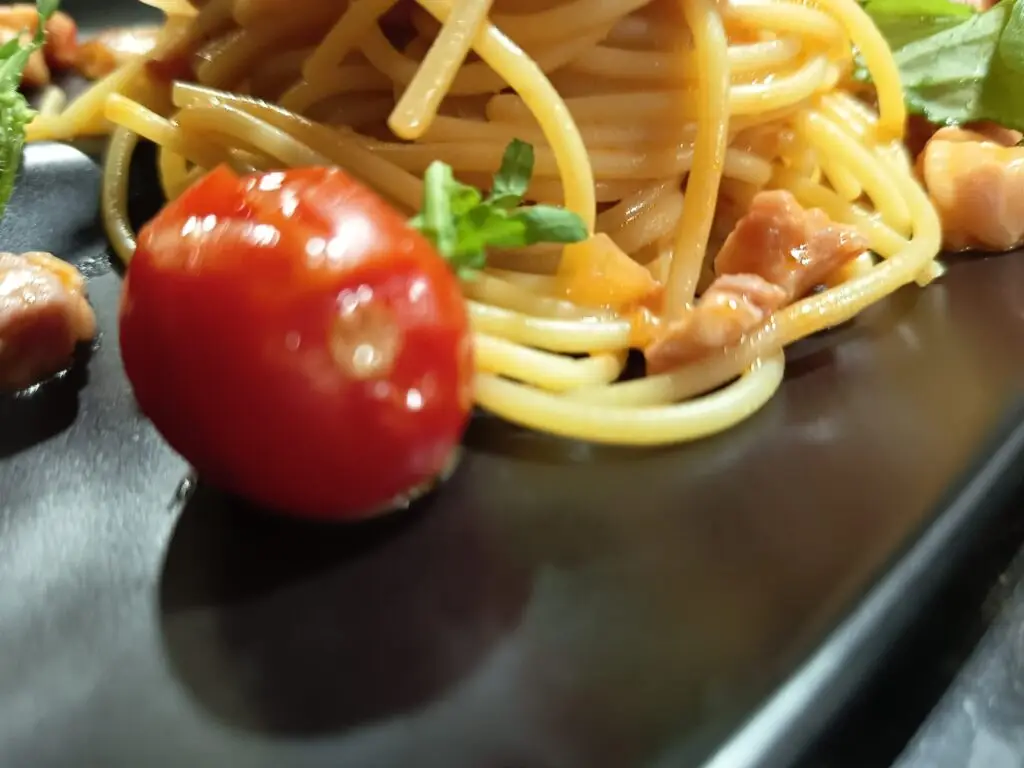 Frische hausgemachte Pasta mit Salat im italienischen Restaurant Zucchero Lauf