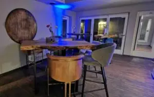 Moderner Stehtisch im italienischen Restaurant Zucchero am Marktplatz Lauf