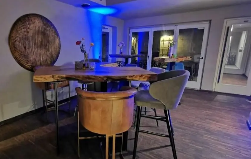 Moderner Stehtisch im italienischen Restaurant Zucchero am Marktplatz Lauf