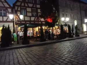 Lebendige Abendstimmung vor dem italienischen Restaurant Zucchero am Marktplatz Lauf